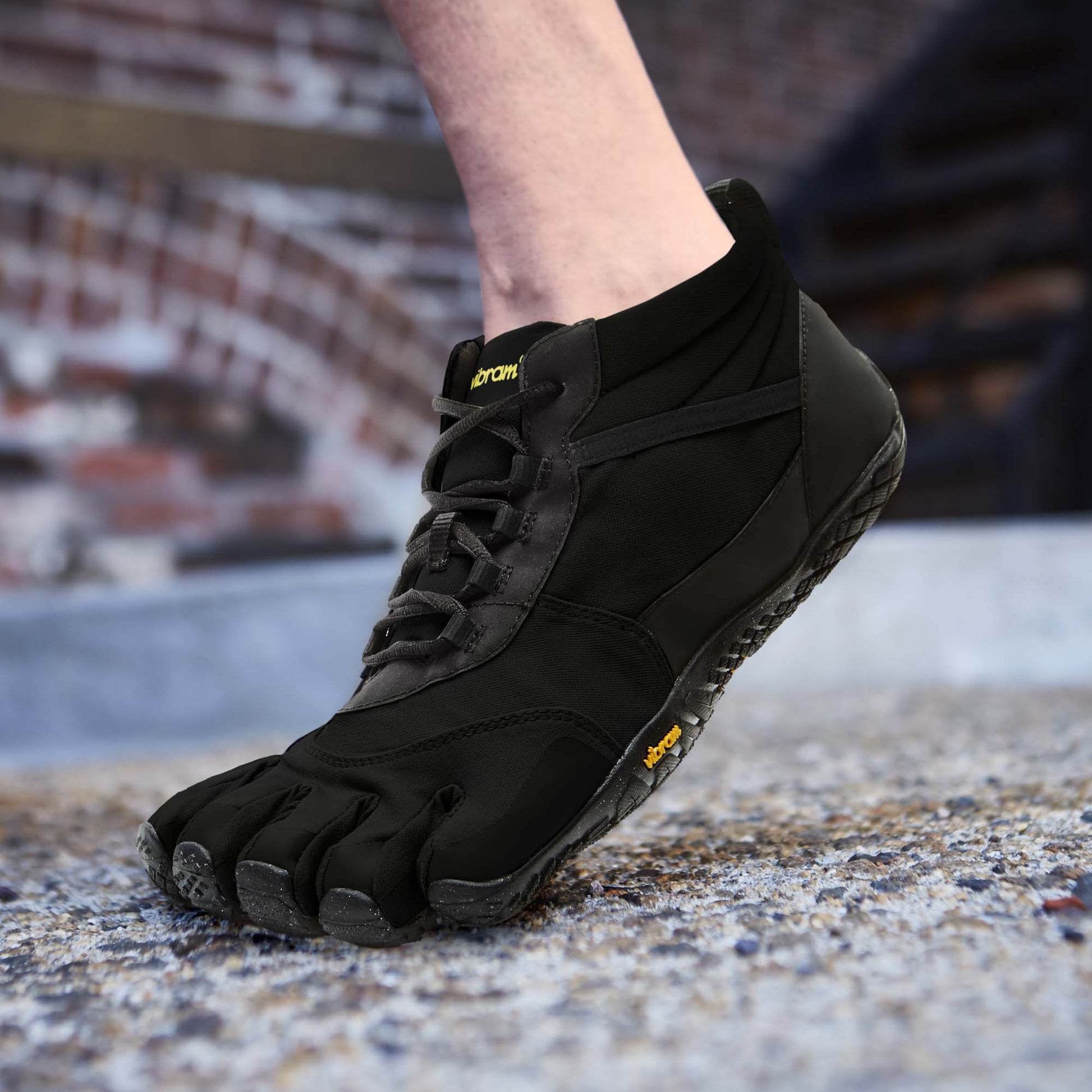 Chaussures minimalistes isolées Vibram V-Trek, pour femmes, noires