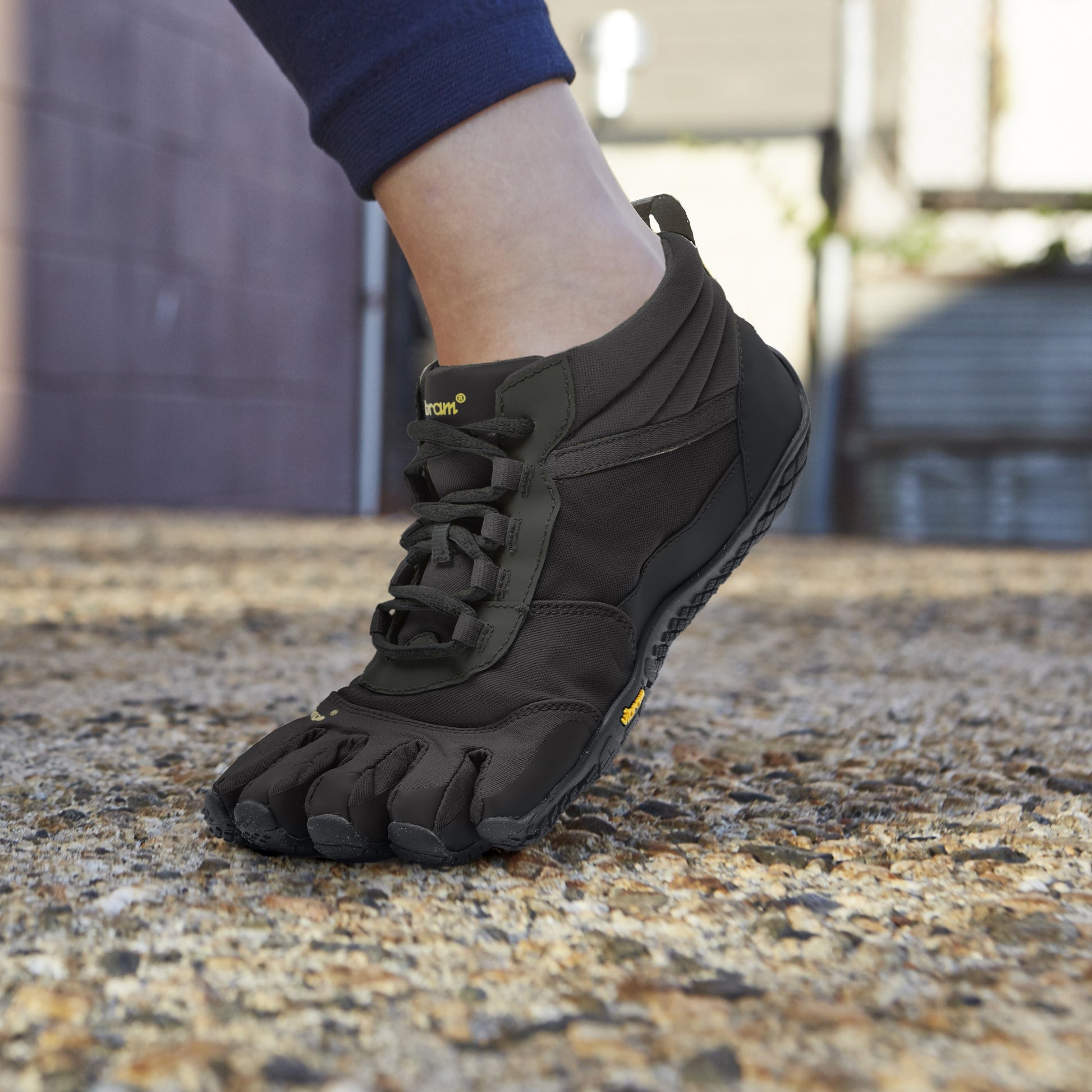 Chaussures minimalistes isolées Vibram V-Trek, pour femmes, noires