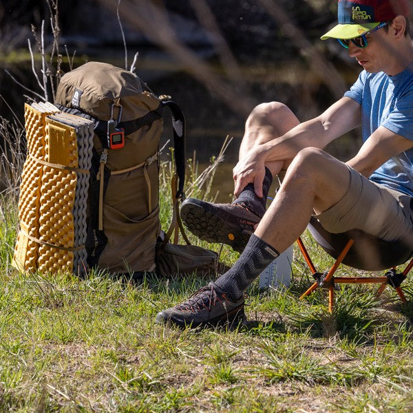 Chaussettes mi-lourdes en laine Injinji, couleur ardoise. 