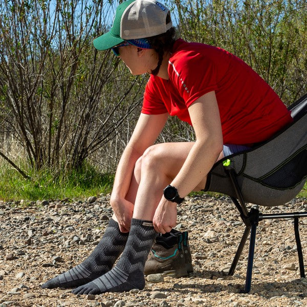 Chaussettes mi-lourdes en laine Injinji, couleur ardoise. 